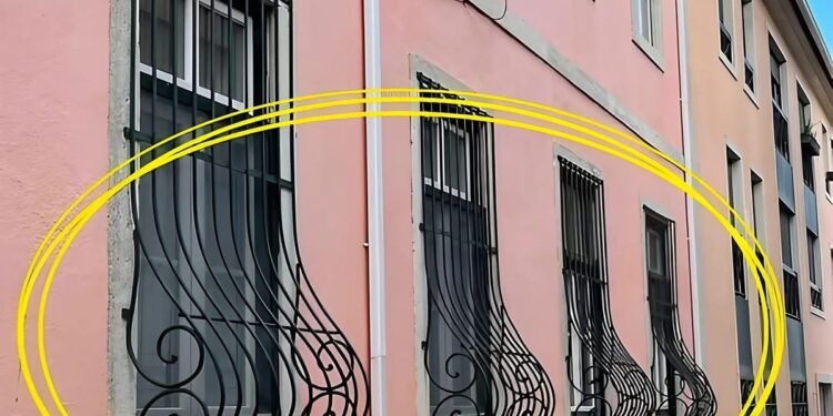 ПОЧЕМУ У НЕКОТОРЫХ ОКОННЫХ РЕШЁТОК ИЗГИБ ВНИЗУ