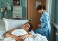 Любящая жена нянчилась за хворым мужем kka