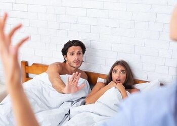 Вернувшись домой, она вошла в спальню и увидела…