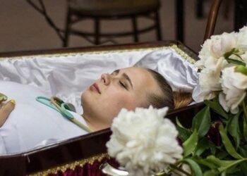 Врач предупредил: почему нельзя целовать умерших близких…