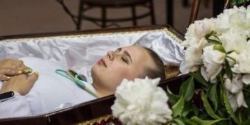 Врач предупредил: почему нельзя целовать умерших близких…