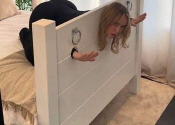 Муж заказал кровать в стиле средневековья