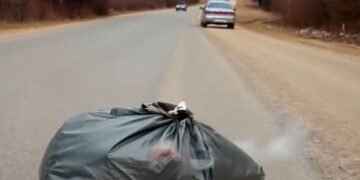 прямо в придорожную пыль, под колючий ветер и моросящий дождь.