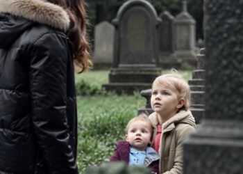 Девушка пришла на кладбище с малышом, когда увидела, кто стоит рядом с ней, потеряла дар речи…