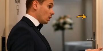 Мальчик стоял в коридоре