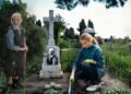 Убрав заброшенную чужую могилу на кладбище