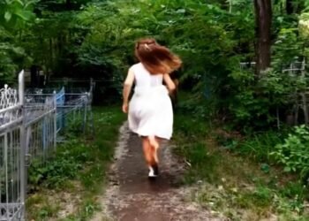 Девочка пришла на кладбище оплакивать МАМУ