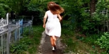 Девочка пришла на кладбище оплакивать МАМУ