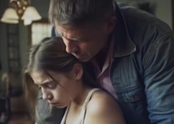 Бабушка заметила, что внучка постоянно бегает в ванную, а отчим странно улыбается.